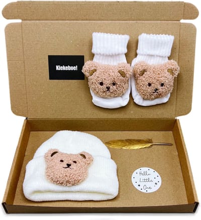 Kraamcadeau Brievenbuspakket Witte muts + sok - cadeau babyshower, cadeau zwangerschap felicitatie, geboortecadeau, babymuts en babysokjes - kraamcadeau rechtstreeks versturen mogelijk