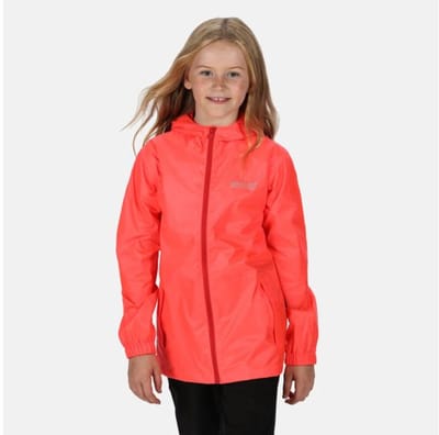 Pack It lichtgewichte, waterdichte, handig te verpakken wandeljas van Regatta met capuchon voor kinderen, opvouwbare Regenjas, vurig koraaloranje