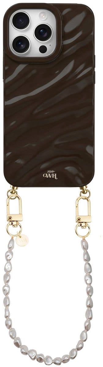 xoxo Wildhearts Glaze Cord Case Bruin - Geschikt voor iPhone 16 Pro Max - Pearlfection - Kort koord - Glimmend siliconen telefoonhoesje met plooien - Dream hoesje met koord - Parelketting - Telefoonkoord