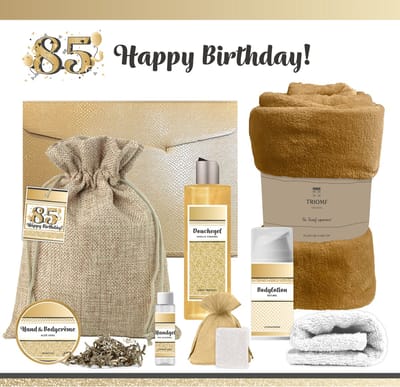Geschenkset “85 Jaar Happy Birthday!” - 8 producten - 1210 gram - Triomf Cosmetica | Cadeau Verjaardag Luxe wellness cadeaubox Giftset Feestje Speciaal voor Haar Gefeliciteerd Verjaardag Cadeaupakket Gift Set Party Verjaardagscadeau Geel Koper Goud