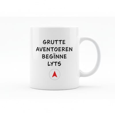 Inspirerende Friese Tekst Koffiemok “Grutte Aventoeren Begjinne Lyts” – Minimalistisch Kompas Design – 330 ml Keramische Mok