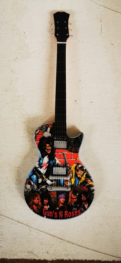 Guns N' Roses Miniatuur Gitaar Rock Band Variant – Houten Decoratie met Standaard – Luxe Hardrock Merchandise & Muziek Cadeau – 25 cm Hoog – Vintage Mancave Collectible