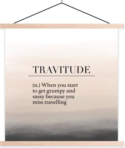 Posterhanger incl. Poster 40x40 cm - Schoolplaat - Spreuken - Quotes - When you start to get grumpy and sassy because you miss travelling - Travitude - Textielposter - Blanke latten