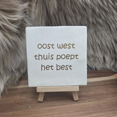 Robuust wenstegeltje “oost west thuis poept het best” – 10x10 cm – Humoristische Wanddecoratie & Cadeau – Cadeau vrienden,zomaar – Humor tegeltje - Grappige tekst – WC decoratie humor – Trendy nu – Decoratief Tegeltje met Standaard – Cadeau Idee