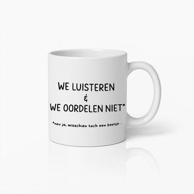 Grappige Quote Mok – We Luisteren & We Oordelen Niet Koffiebeker – Humoristisch Cadeau voor Vrienden en Collega’s