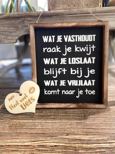 tekstlijstje inclusief houten hartje  /  20x18cm / met de tekst; wat je vasthoudt / natural/black