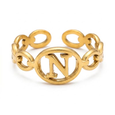 Lundholm Quincy N Ring Dames Goudkleurig – Premium Stainless Steel Jewellery Gold PVD Plated – Verstelbare Ring met Letter N Naam Ring Cadeau Vrouw – One Size – my Scandinavisch Design