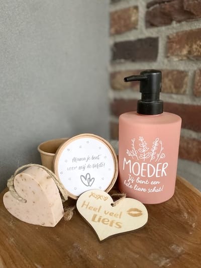 Creaties van hier - moederdag - zeeppompje moeder met zeep in doosje met houten hartje - glas - moederdag cadeautje