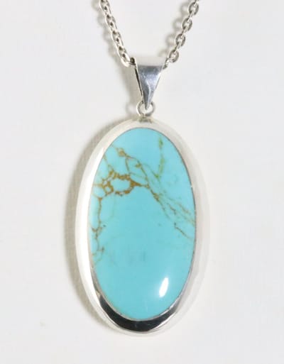 Grote ovale hoogglans zilveren hanger met groene turkoois aan ketting