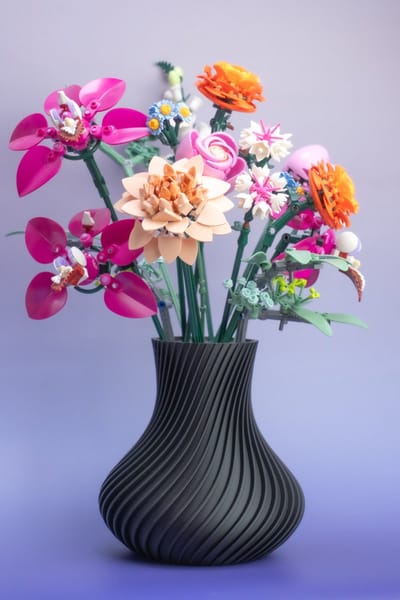 Botanical Bloemen Vaas - Met geïntegreerde houder voor 17 stelen - Zwart - Maerc Design