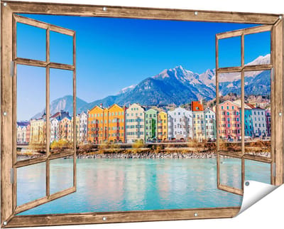 Gards Tuinposter Doorkijk Gekleurde Huisjes in Innsbruck, Oostenrijk - 150x100 cm - Tuindoek - Tuindecoratie - Wanddecoratie buiten - Tuinschilderij