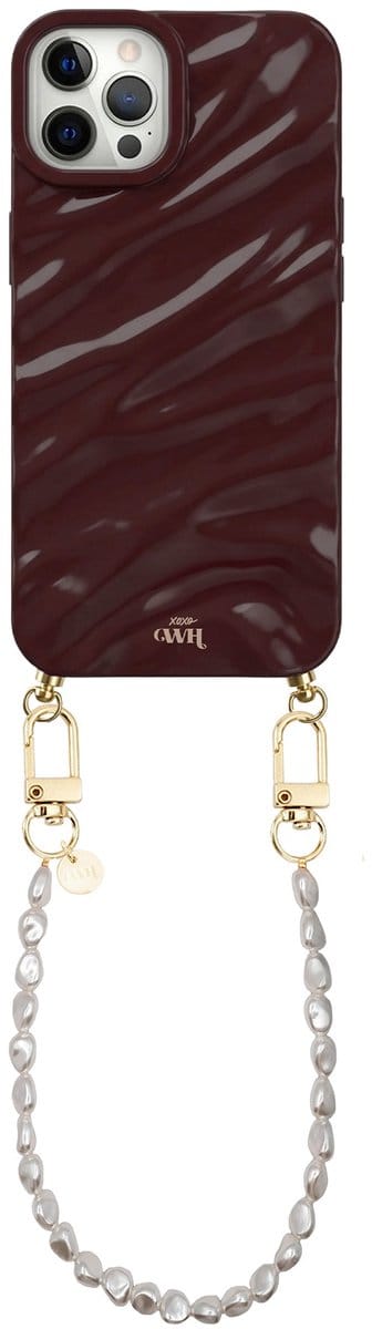 xoxo Wildhearts Glaze Cord Case Burgundy - Geschikt voor iPhone 12 Pro Max - Pearlfection - Kort koord - Glimmend siliconen telefoonhoesje met plooien - Dream hoesje met koord - Parelketting - Telefoonkoord