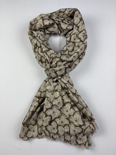 Vrolijke sjaal met bloementjes motief en goud 80% viscose en 20% katoen