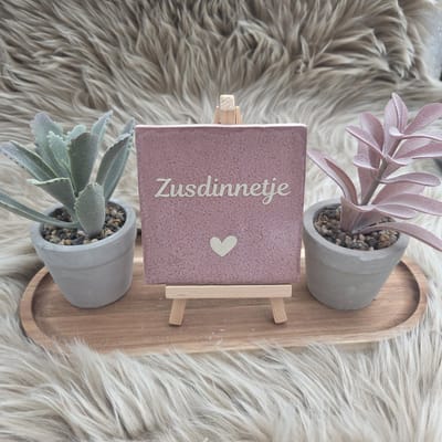 Robuust wenstegeltje – Zusdinnetje – Lief Cadeau voor Zus of Beste Vriendin – Stijlvolle Wanddecoratie met Betekenis – Trendy nu – Decoratief Tegeltje met Standaard – Cadeau Idee