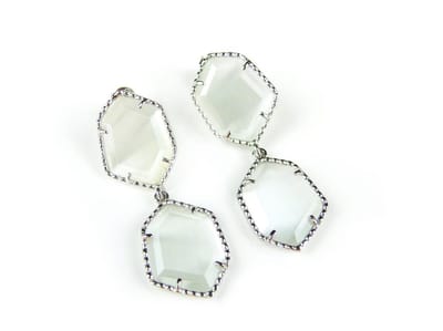 Zilveren oorringen oorbellen Model Hexagon met witte parelmoerkleurige stenen