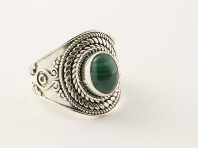 Bewerkte zilveren ring met malachiet - maat 17