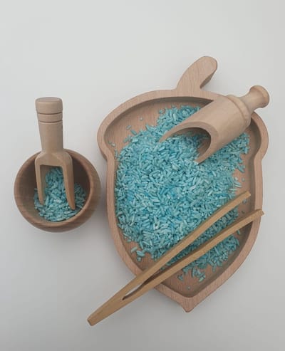 Houten speelbak eikeltje met schepjes, pincet en bakje - Sensory play - Speelrijst of speelzand- Open einde speelgoed - Montessori speelgoed - Speeltray, speelframe - Tray: 19 x 12.5 x 2 cm