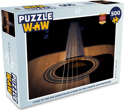 Puzzel Close up van een Akoestische gitaar op een zwarte achtergrond - Legpuzzel - Puzzel 500 stukjes