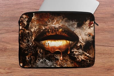 Laptophoes 13 inch - Goud - Lippen - Kunst - Goud - Luxe - Abstract - Laptop sleeve - Binnenmaat 32x22,5 cm - Zwarte achterkant - Back to school spullen - Schoolspullen jongens en meisjes middelbare school - Macbook air hoes - Chromebook sleeve
