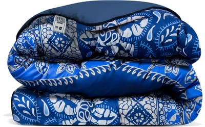 Avenue - Luxe en makkelijk dekbed zonder overtrek – Hoesloos 2 persoons dekbed 200x200 cm – Anti-allergisch & hygiënisch – Wasbaar op 60°C – Wolkenzacht en soepel – Barok Blauw – All Year comfort zomerdekbed & winterdekbed