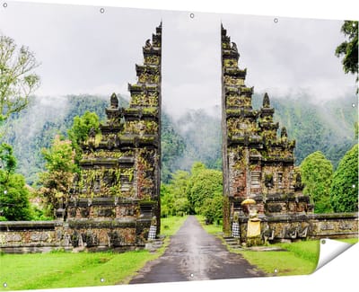 Gards Tuinposter Tempel Poort in Bali - 180x120 cm - Tuindoek - Tuindecoratie - Wanddecoratie buiten - Tuinschilderij