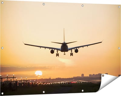Gards Tuinposter Vliegtuig Landt tijdens Zonsondergang - 120x80 cm - Tuindoek - Tuindecoratie - Wanddecoratie buiten - Tuinschilderij