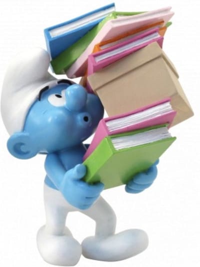 Kunsthars smurfen figuurtje met een stapel stripboeken - 12cm - Verzamelfiguur - Beeldje