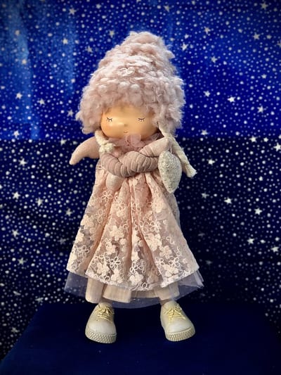 Engelpop staand met fluffy muts roze 42 cm hoog - resin - winterfiguurtje - wintercollectie - eindejaarcollectie - decoratiefiguur - interieur - geschikt voor binnen - kerstcollectie - kerstdecoratie - kerstfiguur - cadeau - geschenk - kerst