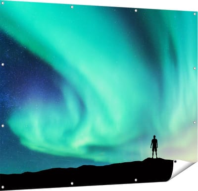Gards Tuinposter Man bij het Groene Noorderlicht - 150x120 cm - Tuindoek - Tuindecoratie - Wanddecoratie buiten - Tuinschilderij