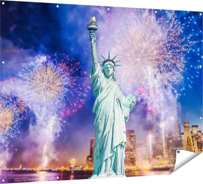 Gards Tuinposter Vrijheidsbeeld in New York met Vuurwerk - 160x120 cm - Tuindoek - Tuindecoratie - Wanddecoratie buiten - Tuinschilderij
