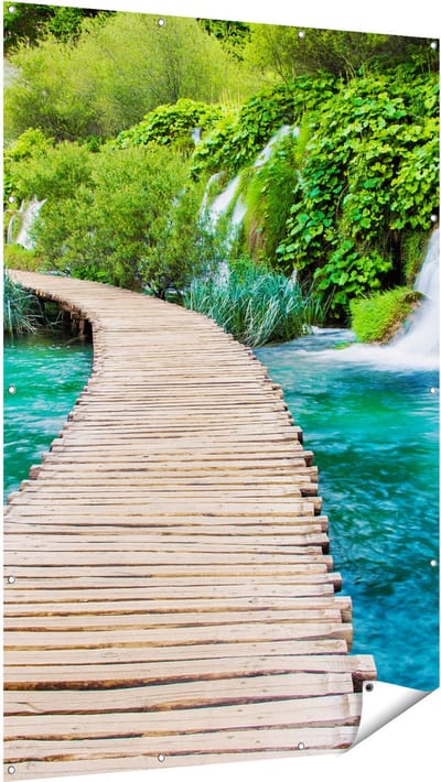 Gards Tuinposter Houten Pad op het Water bij de Watervallen - 120x180 cm - Tuindoek - Tuindecoratie - Wanddecoratie buiten - Tuinschilderij