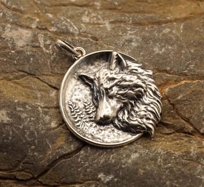 Hangertje van 925 zilver wolf met dennenbomen op rond schild - sterling zilveren hanger wolf in de natuur - 925 zilveren wolvenkop hanger - zilver bedel wolf voor aan ketting