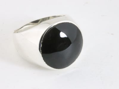 Ronde hoogglans zilveren ring met onyx - maat 20