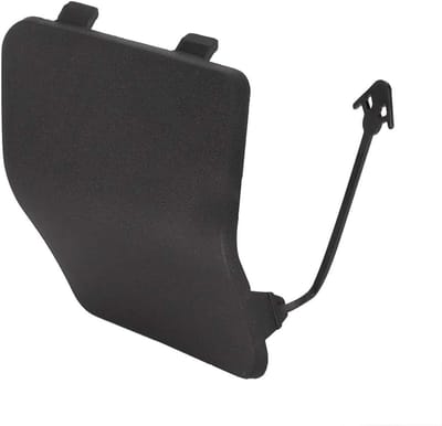 Car bumper met trekhaak, ooggat en afwerkingsflap voor optimale bescherming en stijl