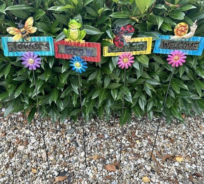 Metalen deco tuinstekers " Slak/bij/lieveheersbeestje & kikker met bloem" - Set van 4 stuks - meerkleurig + glas - hoogte 62 x 15 x 1 cm - Tuinaccessoires - Tuindecoratie – Tuinstekers