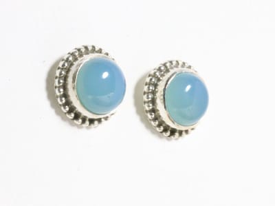 Ronde bewerkte zilveren oorstekers met blauwe chalcedoon