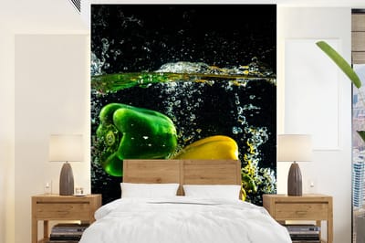 Behang - Fotobehang Paprika - Groente - Water - Zwart - Rood - Groen - Geel - Breedte 165 cm x hoogte 220 cm