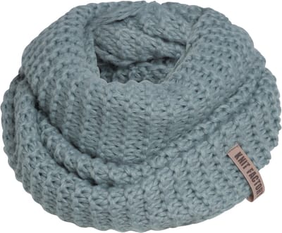 Knit Factory Alex Gebreide Colsjaal - Ronde Sjaal - Grof gebreid - Warme Wintersjaal - Nekwarmer - Wollen Sjaal - Groene colsjaal - Dames sjaal - Heren sjaal - Unisex - Stone Green - One Size