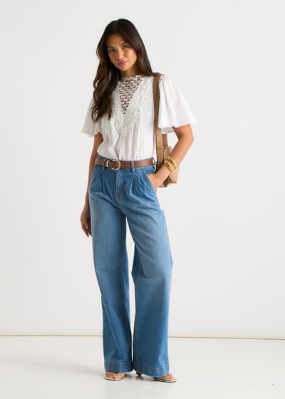 Blauwe jeans met plooien en wijde pijpen