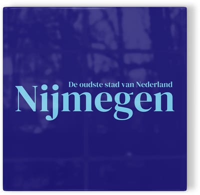 Tegeltje Nijmegen: de oudste stad – donkerblauw lichtblauw – tegeltje stad – tegeltje met tekst