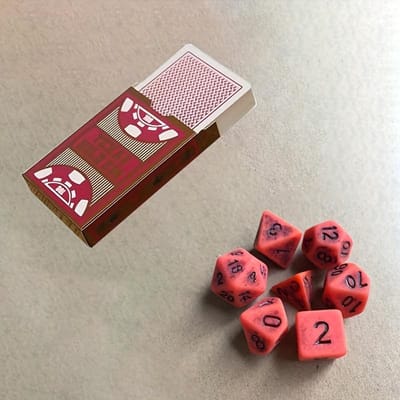 Jeu de cartes à jouer et 7 dés en plastique imperméables, grandes cartes à jouer en lettres, jeu de société vintage à 7 dés rouges à plusieurs faces rouge