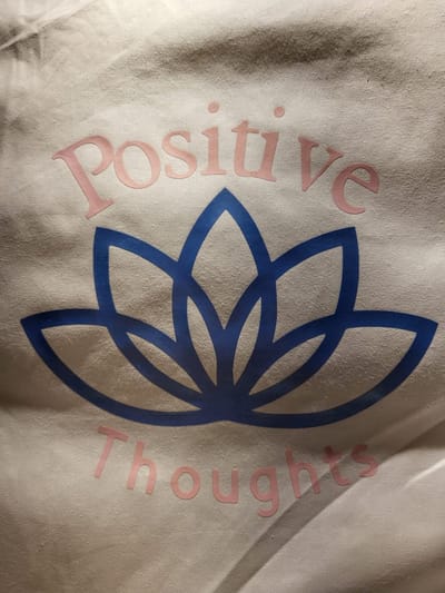 Sierkussen Positive thoughts met lotusbloem