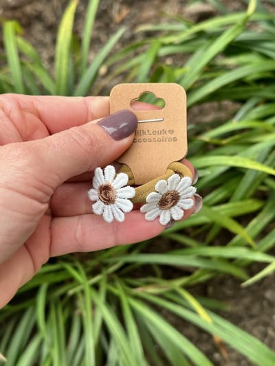 Schattige haarelastiekjes bloem - Madelief brons klein - Haarelastiekjes - Elastiekjes voor meisjes - Haaraccessoires - Haaraccessoires voor meisjes - Mooie haarelastiekjes meisje - Cadeautje meisje - Setje van 2 elastiekjes