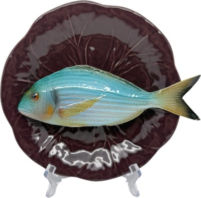 Orata op een aubergine bladvormig bord, 21cm