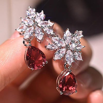 Boucles d'oreilles pendantes Huitan pour femmes, magnifiques, en forme de goutte d'eau rouge, en zircone cubique, nobles, pour mariage, bijoux tendance brown