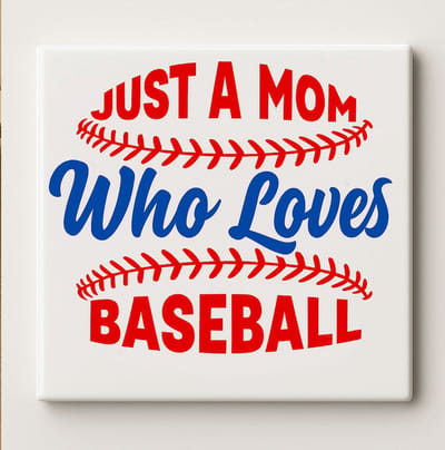 Just a Mom Who Loves Baseball Tegel – 15x15 cm Keramische Quote Decoratie | Perfect Cadeau voor Sportieve Moeders & Honkballiefhebbers