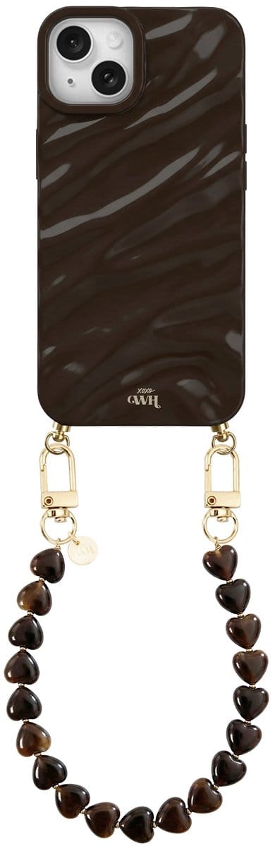 xoxo Wildhearts Brown Glaze telefoonhoesje met koord - geschikt voor iPhone 14 - Sweetheart Brown - Dream hoesje met telefoonkoord - Glimmende silicone case met plooien - Korte hartjes ketting met gouden details - Bruin