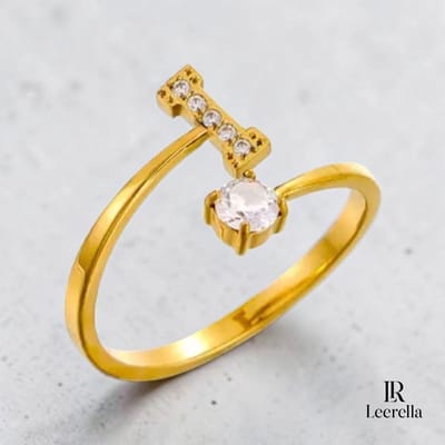 Leerella | I | Verstelbare Goudkleurige Initialen Ring - RVS Letter Ring met Zirconia Steentjes - Persoonlijke Naamring Dames