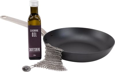 Skottsberg - Carbon Steel - Starterset Plaatstaal - Koekenpan 28 cm, Inbrandolie 25 cl & Scrubmatje 14 x 14 cm - PFAS vrij