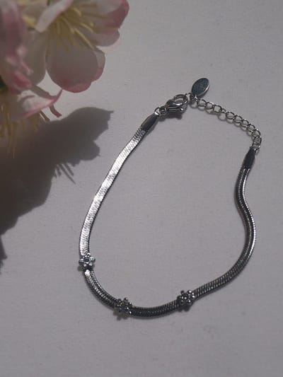 Silver Bloom Armband – Bloem Symbool van Groei, Zachtheid & Nieuw Begin | Subtiel Sieraad | BlijvendJij Sieraden